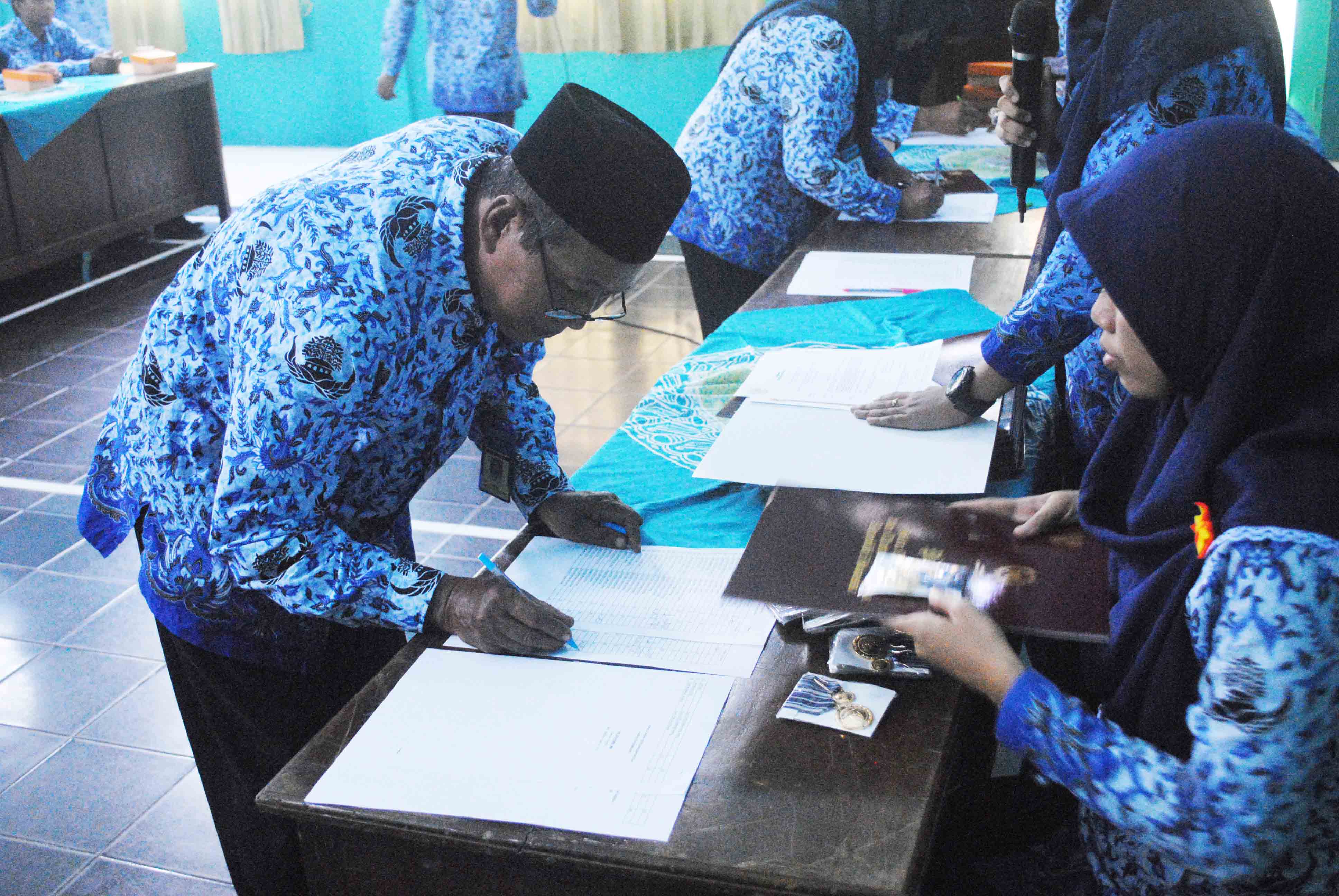 Penyerahan Satya Lencana Karya Satya