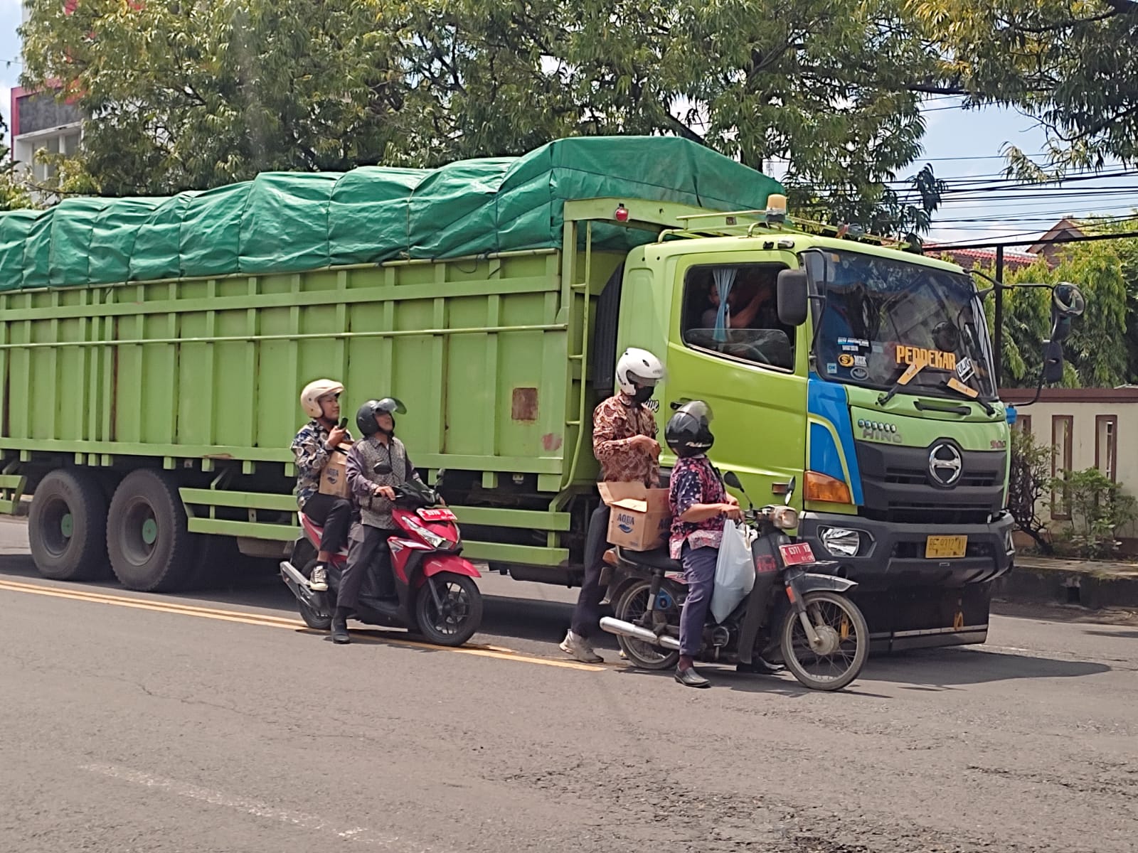 BKD Rembang bagi- bagi sarapan gratis untuk korban pengemudi macet Jalan Juwana-Batangan