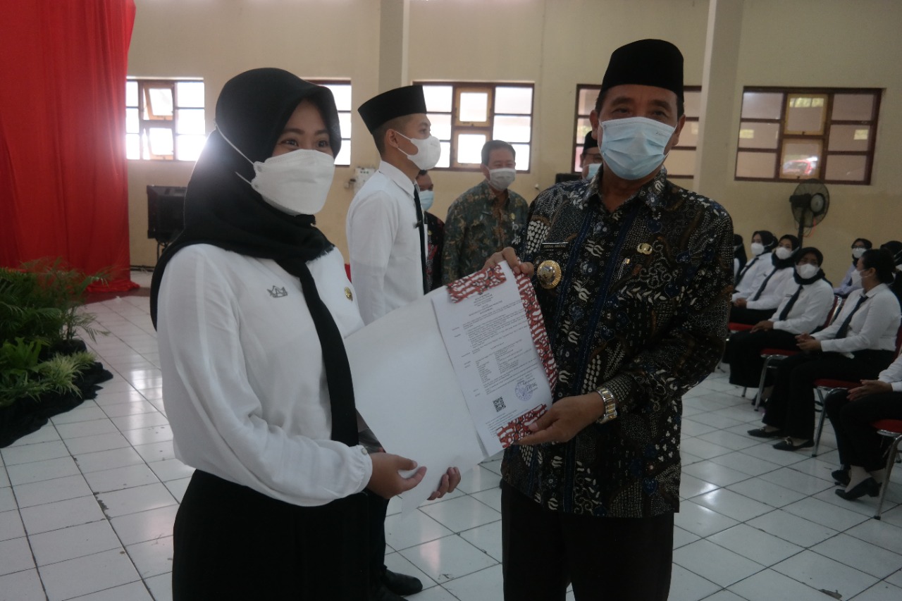 Pemkab Rembang Serahkan SK CPNS dan SK Pengangkatan PPPK Guru